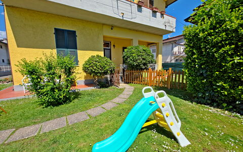 Casa Serena: Pelouse, Jardin, Ombre, Cour, Arrière-Cour, Toboggan, Aménagement Paysager, Équipement Extérieur Play, Gazon Artificiel