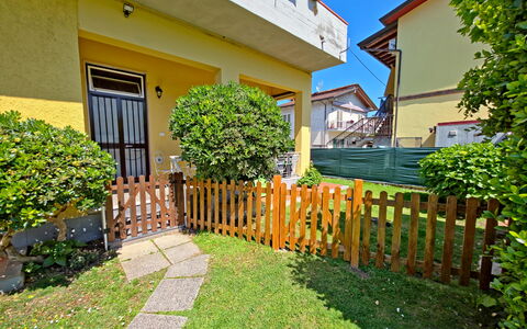 Casa Serena: Maison, Domicile, Jardin, Pelouse, Clôture, Arrière-Cour, Cour, Aménagement Paysager, Ombre, Accueil Escrime