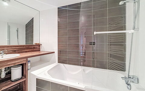 Stella Maris: Salle De Bains, Luminaire Plomberie, Baignoire, Sol, Design Intérieur, Sol, Plomberie, Douche, Robinet, Composite