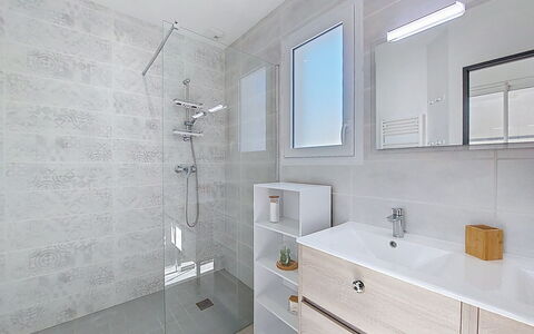 Le Logis: Sol, Luminaire Plomberie, Sol, Salle De Bains, Design Intérieur, Armoire De Toilette, Plomberie, Plafond, Lavabo, Évier
