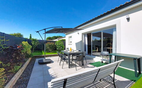Le Logis: Domicile, Ombre, Mobilier De Jardin, Chaise, Patio, Balcon, Tableau De Plein Air, Cour, Plante D'Appartement, Store
