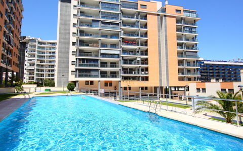Tamarindo: L'Eau, Bâtiment, Plante, Jour, Propriété, Fenêtre, Ciel, Bleu, Piscine, Bleu Azur