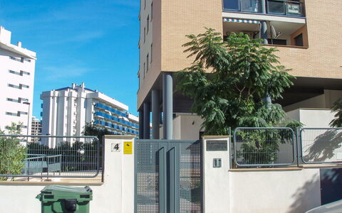 Tamarindo: Bâtiment, Plante, Propriété, Fenêtre, Vert, Ciel, Arbre, Design Urbain
