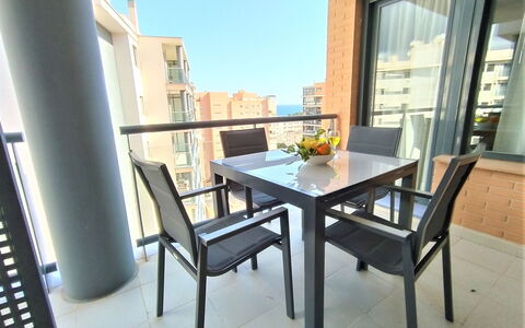 Tamarindo: Table, Meubles, Bâtiment, Chaise, Fenêtre, Ciel, Plante D'Appartement, Pot De Fleur, Bois, Design Intérieur