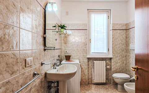 Casa Molgisio: Luminaire Plomberie, Sol, Salle De Bains, Siège De Toilette, Lavabo, Toilette, Évier, Sol, Design Intérieur, Robinet