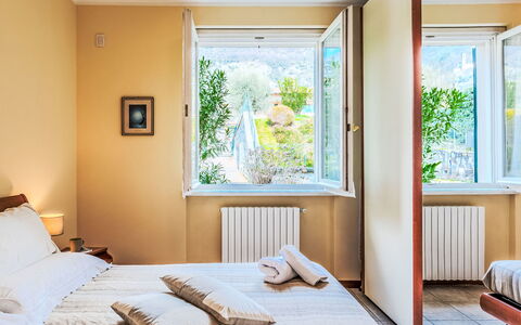 Casa Molgisio: Design Intérieur, Mur, Bois, Chambre, Lit, Sol, Pièce, Drap De Lit, Meubles, Sol