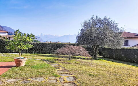 Casa Molgisio: Paysage, Jardin, Couverture De Sol, Pelouse, Aménagement Paysager, Cour, Parc, Arrière-Cour, Passerelle, Ferme