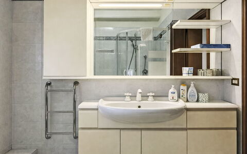Etrusco Apartment: Design Intérieur, Lavabo, Luminaire Plomberie, Évier, Sol, Cabinetry, Miroir, Salle De Bains, Meubles, Armoire De Toilette