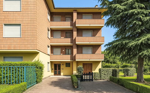 Etrusco Apartment: Zone Résidentielle, Arbuste, Appartement, Design Urbain, Pelouse, Haie, Condominium, Jardin, Balcon, Biens