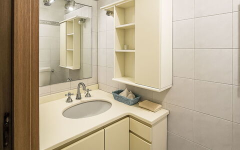 Etrusco Apartment: Luminaire Plomberie, Lavabo, Design Intérieur, Salle De Bains, Comptoir, Mur, Évier, Cabinetry, Sol, Armoire De Toilette