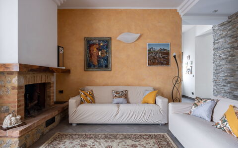 Casa Lory, Monteriggioni, Siena: Meubles, Design Intérieur, Mur, Sol, Canapé, Sol, Bois, Pièce, Salon, Plafond