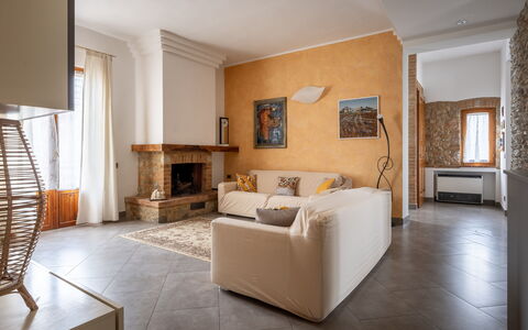 Casa Lory, Monteriggioni, Siena: Meubles, Design Intérieur, Sol, Mur, Sol, Bois, Pièce, Canapé, Éclairage, Salon