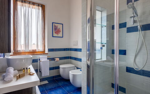 Casa Lory, Monteriggioni, Siena: Bleu, Sol, Design Intérieur, Sol, Luminaire Plomberie, Salle De Bains, Domicile, Plomberie, Toilette, Composite