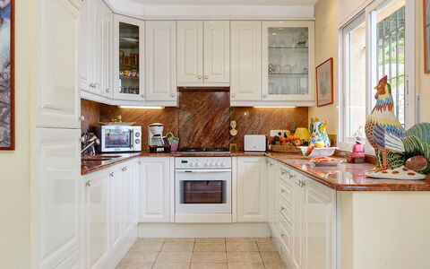 Villa Muneca: Cuisine, Appareil De Cuisine, Comptoir, Cabinetry, Principaux Appliance, Design Intérieur, Meubles, Sol, Domicile, Éclairage