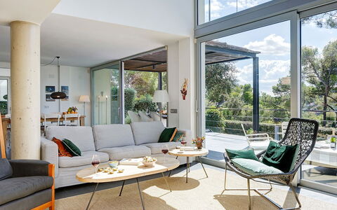 Villa Luminosa: Meubles, Chaise, Canapé, Design Intérieur, Sol, Salon, Table, Sol, Domicile