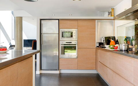 Villa Luminosa: Cuisine, Meubles, Appareil De Cuisine, Comptoir, Design Intérieur, Cabinetry, Sol, Principaux Appliance, Bois, Électroménager