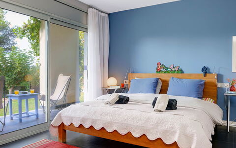 Villa Luminosa: Meubles, Design Intérieur, Chambre, Lit, Textile, Sol, Linge, Domicile, Sol, Drap De Lit