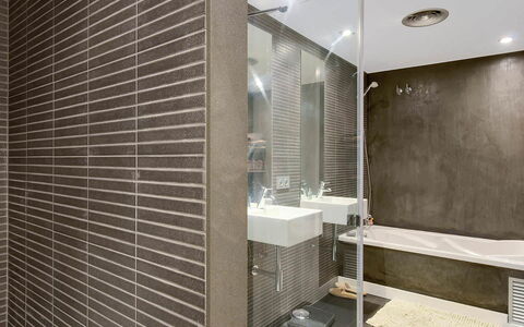 Villa Luminosa: Mur, Sol, Luminaire Plomberie, Salle De Bains, Design Intérieur, Sol, Plafond, Tuile, Plomberie, Robinet