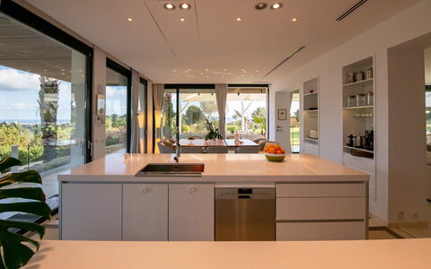 Villa the Marvel: Cuisine, Design Intérieur, Meubles, Comptoir, Sol, Sol, Bois, Plafond, Appareil De Cuisine, Cabinetry