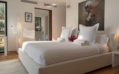 Villa the Marvel: Lit, Meubles, Design Intérieur, Literie, Sol, Chambre, Sol, Drap De Lit, Mur, Pièce