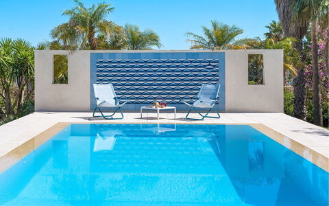 Villa Rebecca: Bleu, Piscine, Mobilier De Jardin, Recours, Meubles, Composite, Chaise, Eco Hôtel, Ombre, Balancelle