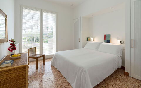 Villa Rebecca: Meubles, Design Intérieur, Lit, Mur, Sol, Sol, Chambre, Bois, Plafond, Drap De Lit