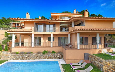 Villa Crab: Piscine, Zone Résidentielle, Domicile, Façade, Architecture, Balcon, Biens, Recours, Porche, Villa