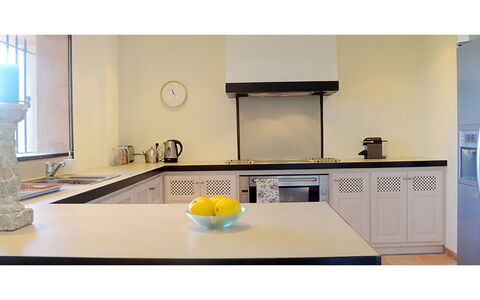 Villa Crab: Cuisine, Design Intérieur, Appareil De Cuisine, Comptoir, Éclairage, Plafond, Électroménager, Luminaire, Cuisinière, Sol