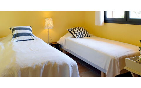 Villa Crab: Lit, Meubles, Chambre, Design Intérieur, Literie, Drap De Lit, Linge, Jaune, Sol, Sol