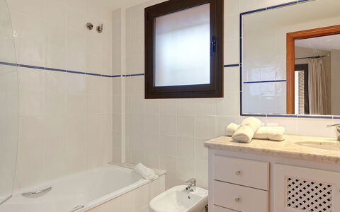 Villa Crab: Luminaire Plomberie, Salle De Bains, Sol, Design Intérieur, Sol, Évier, Lavabo, Robinet, Miroir, Armoire De Toilette