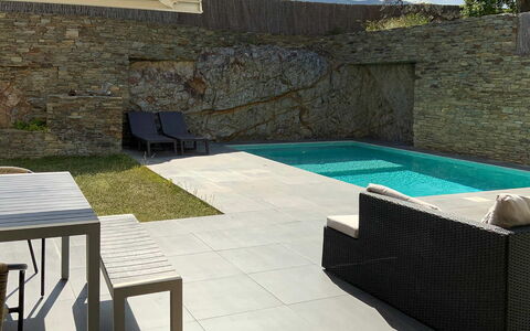 Villa Luisa: Piscine, Mobilier De Jardin, Composite, Ombre, Béton, Dalle, Tuile, Arrière-Cour, Chaise, Recours
