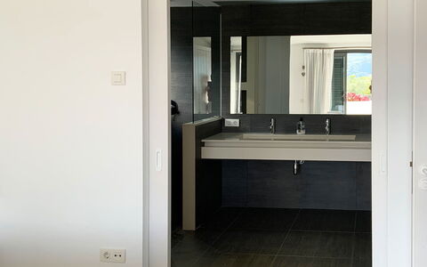 Villa Luisa: Luminaire Plomberie, Design Intérieur, Lavabo, Sol, Salle De Bains, Évier, Sol, Robinet, Plomberie, Domicile
