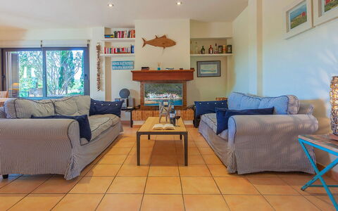 Villa Tamariu: Meubles, Design Intérieur, Sol, Canapé, Sol, Bois, Pièce, Table, Salon, Éclairage
