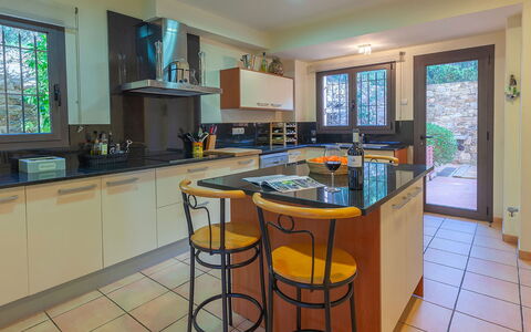 Villa Tamariu: Cuisine, Comptoir, Appareil De Cuisine, Meubles, Cabinetry, Design Intérieur, Principaux Appliance, Sol, Bois, Électroménager