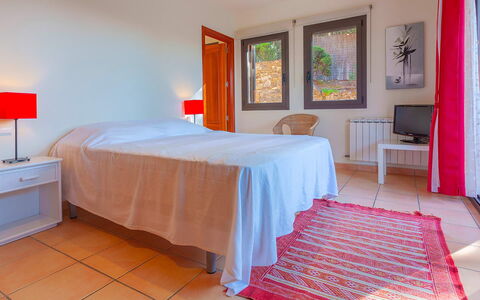 Villa Tamariu: Meubles, Lit, Design Intérieur, Chambre, Sol, Drap De Lit, Sol, Bois, Literie, Pièce
