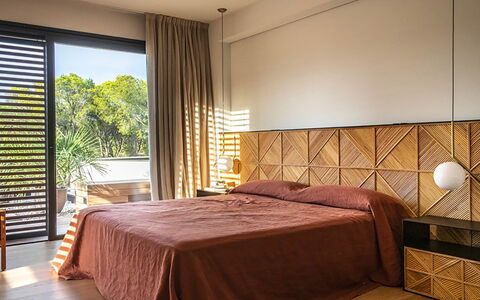 Villa Bamby: Lit, Design Intérieur, Meubles, Chambre, Literie, Sol, Drap De Lit, Sol, Bois, Plafond