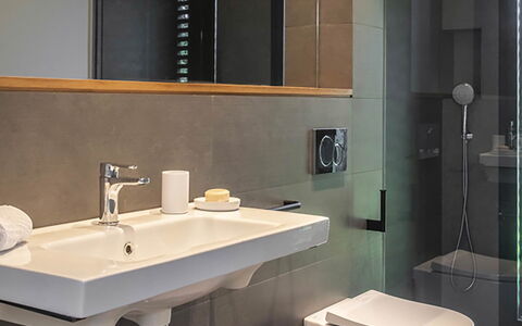 Villa Bamby: Lavabo, Salle De Bains, Luminaire Plomberie, Mur, Design Intérieur, Évier, Sol, Robinet, Miroir, Sol