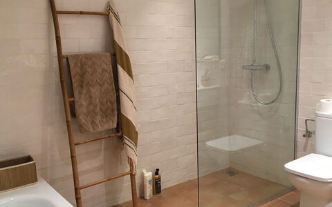 Villa Cassiopea: Sol, Mur, Sol, Salle De Bains, Luminaire Plomberie, Design Intérieur, Tuile, Toilette, Plomberie, Pièce