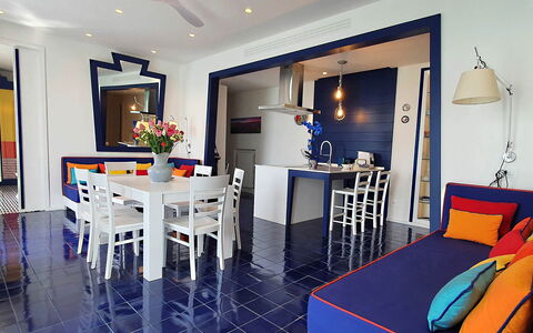 Casa Blue Dream: Meubles, Design Intérieur, Sol, Sol, Plafond, Éclairage, Table, Chaise, Salon, Pièce