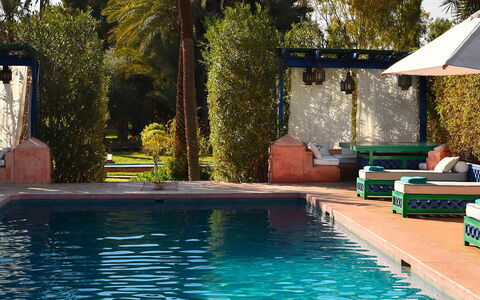 Villa the Garden: Bleu, Piscine, Recours, Mobilier De Jardin, Loisir, Meubles, Ombre, Eco Hôtel, Balancelle, Caractéristique De L'Eau