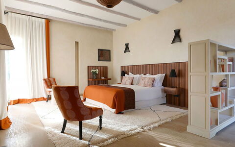 Villa Eleganza: Meubles, Design Intérieur, Sol, Mur, Chambre, Sol, Lit, Bois, Pièce, Éclairage
