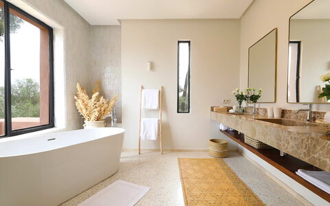 Villa Eleganza: Design Intérieur, Mur, Sol, Luminaire Plomberie, Sol, Salle De Bains, Éclairage, Domicile, Plomberie, Plafond