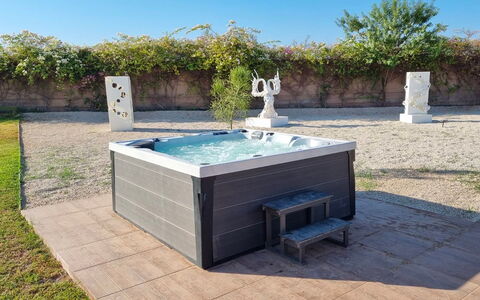 Villa Jamalu: Composite, Loisir, Jacuzzi, Piscine, Caractéristique De L'Eau, Luminaire Plomberie, Baignoire