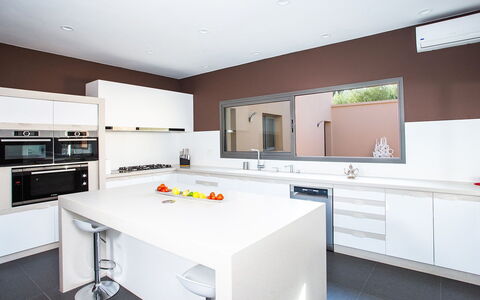 Villa Jamalu: Cuisine, Design Intérieur, Cabinetry, Comptoir, Appareil De Cuisine, Sol, Plafond, Bois, Meubles, Luminaire