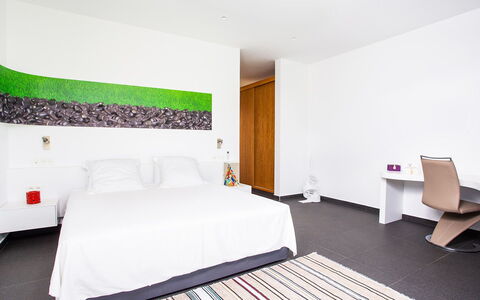 Villa Jamalu: Sol, Sol, Design Intérieur, Chambre, Parquet, Oreiller, Lit, Hôtel, Throw Pillow, Literie