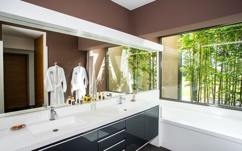 Villa Jamalu: Design Intérieur, Luminaire Plomberie, Salle De Bains, Mur, Lavabo, Évier, Sol, Comptoir, Robinet, Domicile