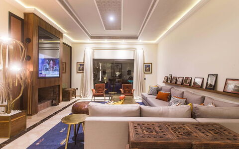 Villa Annarosa: Meubles, Design Intérieur, Sol, Canapé, Sol, Plafond, Bois, Salon, Éclairage, Pièce