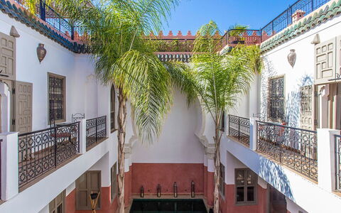Riad Special: Composite, Balcon, Cour, Hacienda, Manoir, Biens, Caractéristique De L'Eau, Symétrie, Villa, Daylighting