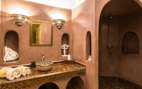 Riad Special: Design Intérieur, Sol, Sol, Plafond, Luminaire Plomberie, Plomberie, Luminaire, Tuile, Robinet, Salle De Bains