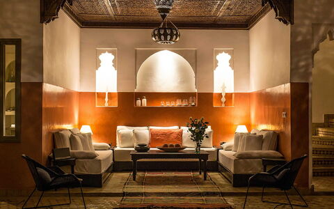 Riad Special: Meubles, Design Intérieur, Éclairage, Sol, Plafond, Sol, Canapé, Pièce, Luminaire, Salon